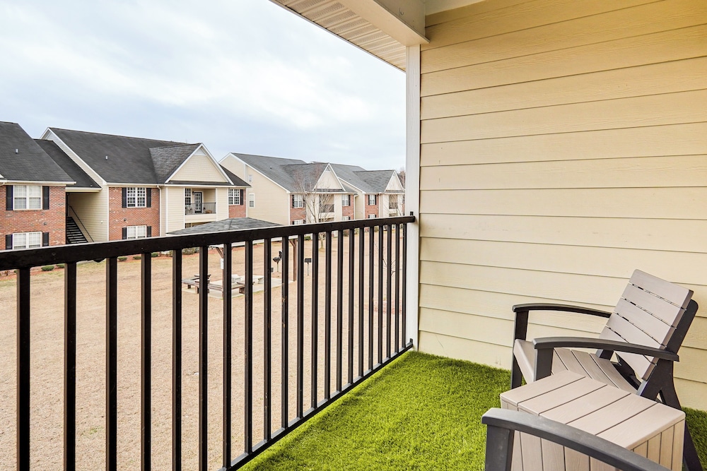 9 Mi to Dtwn Fayetteville: Condo w/ Pool Access!