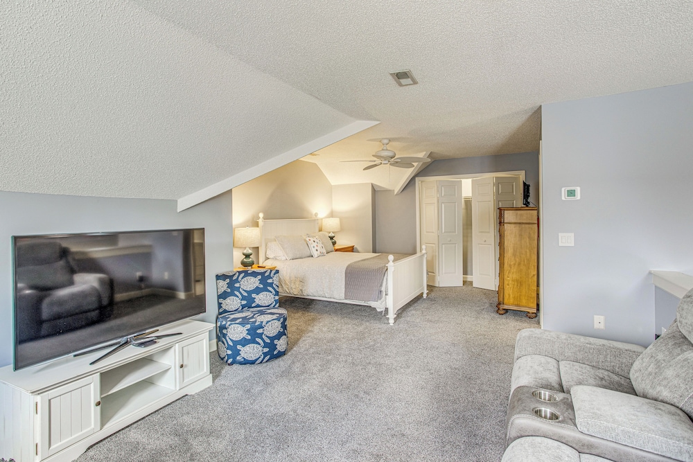 Marina & Pool: Roomy Golf-view Home in Southport