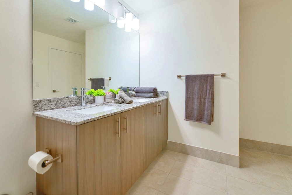 Downtown Doral Condo w-Free Parking