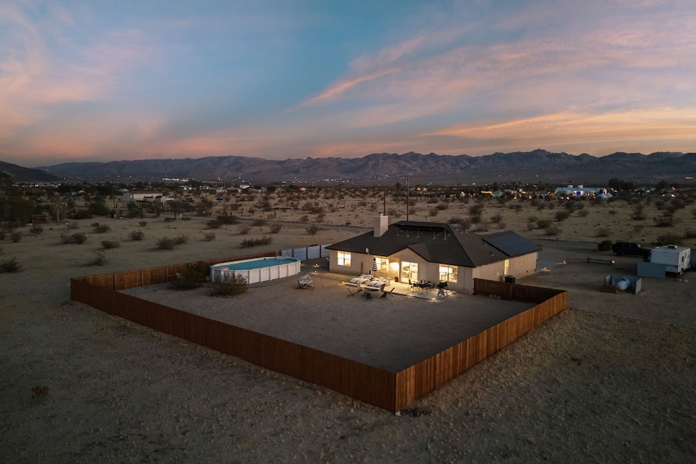 Casa De Kota by Avantstay Pool Firepit Games Secluded Chic