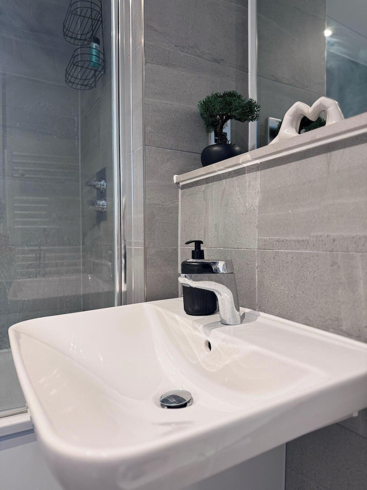 City Centre - 2-bed High Rise Apartment - Sleeps 4