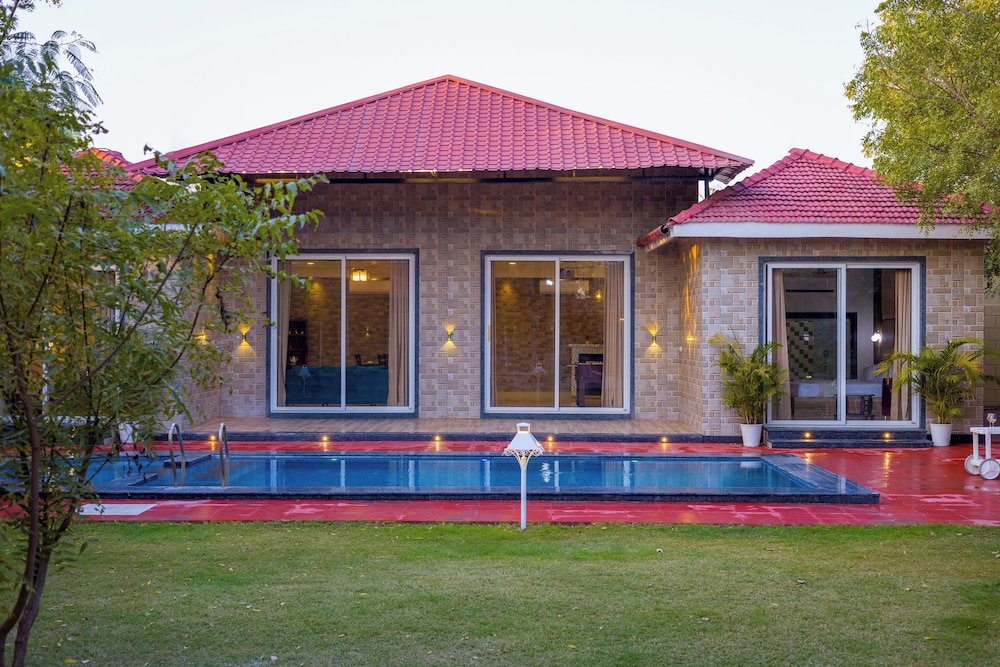 Alaya Stays 5BHK Roohmon's Farm Pvt Pool