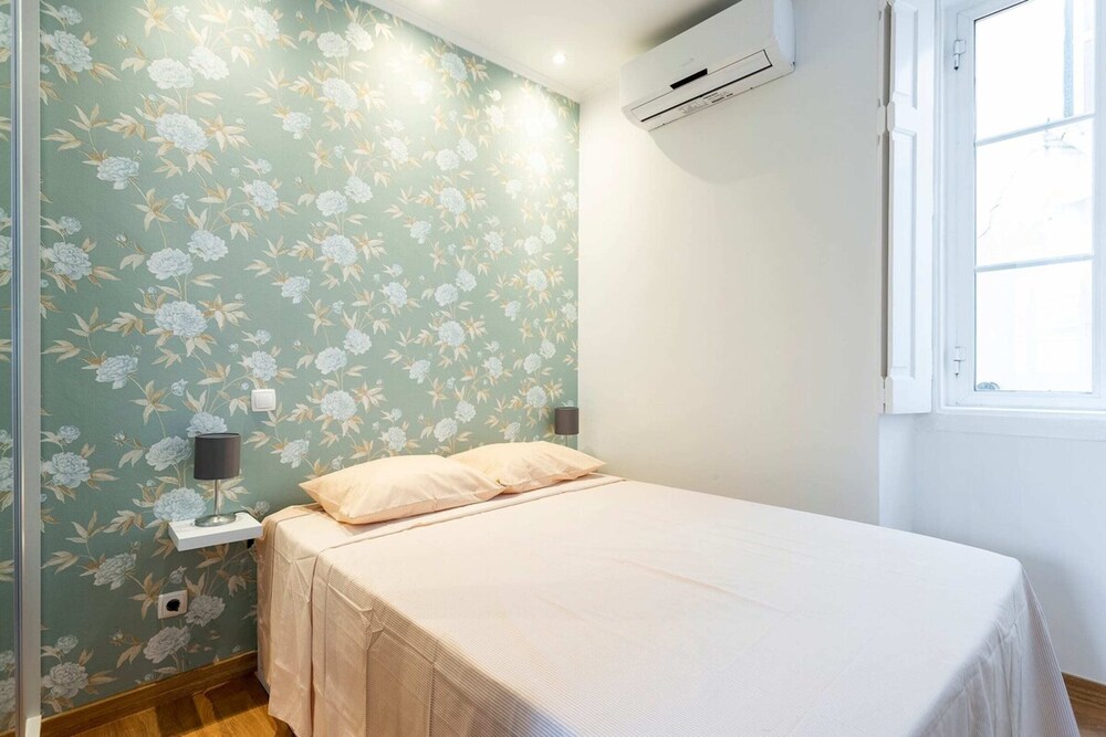 Bright 1 Bedroom Apartment in the Heart of Sunny Lisbon view 5