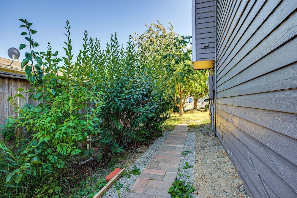 1 Mi to Puget Sound Shores: Modern Des Moines Apt!