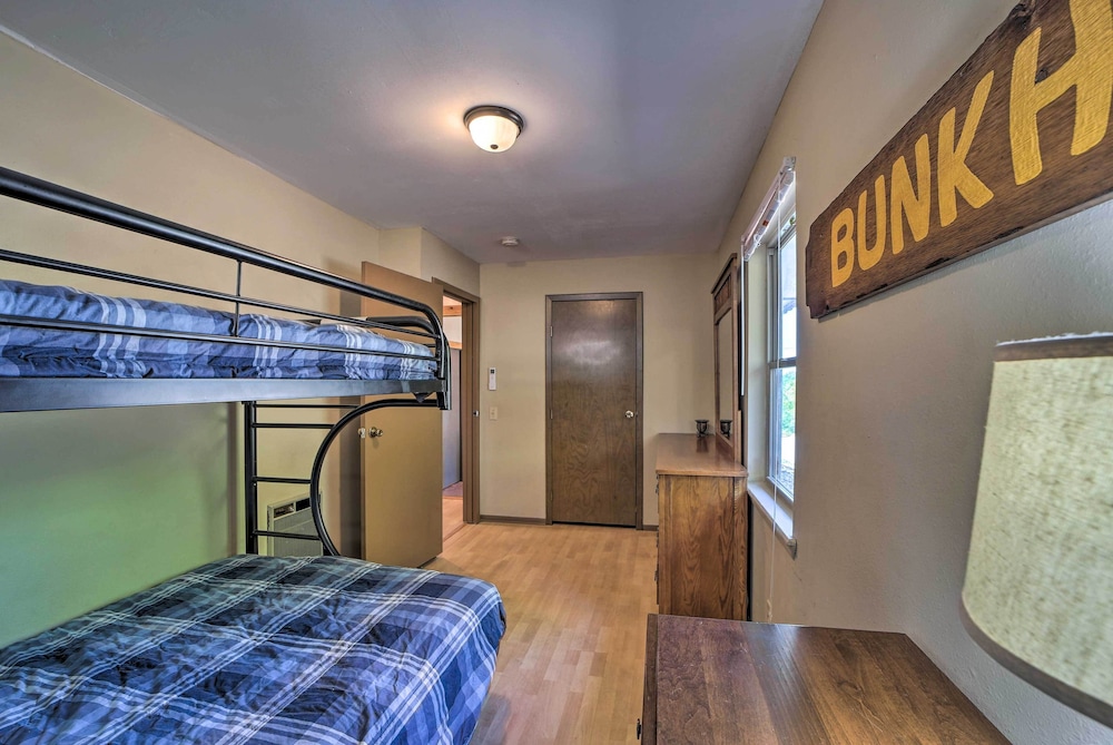 Vian Getaway w/ Lake Tenkiller Views & Deck! view 4