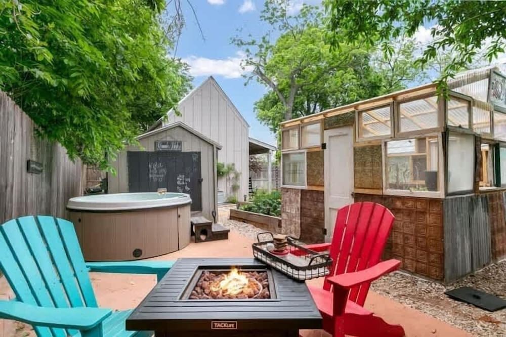 Remmler Nest Hot-tub Prime Location 3-blks to Main!