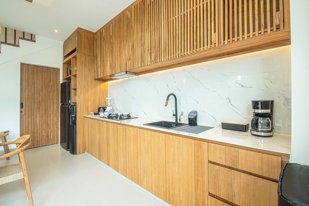 Luxury 5BR Retreat, 400m From Café Del Mar Shore