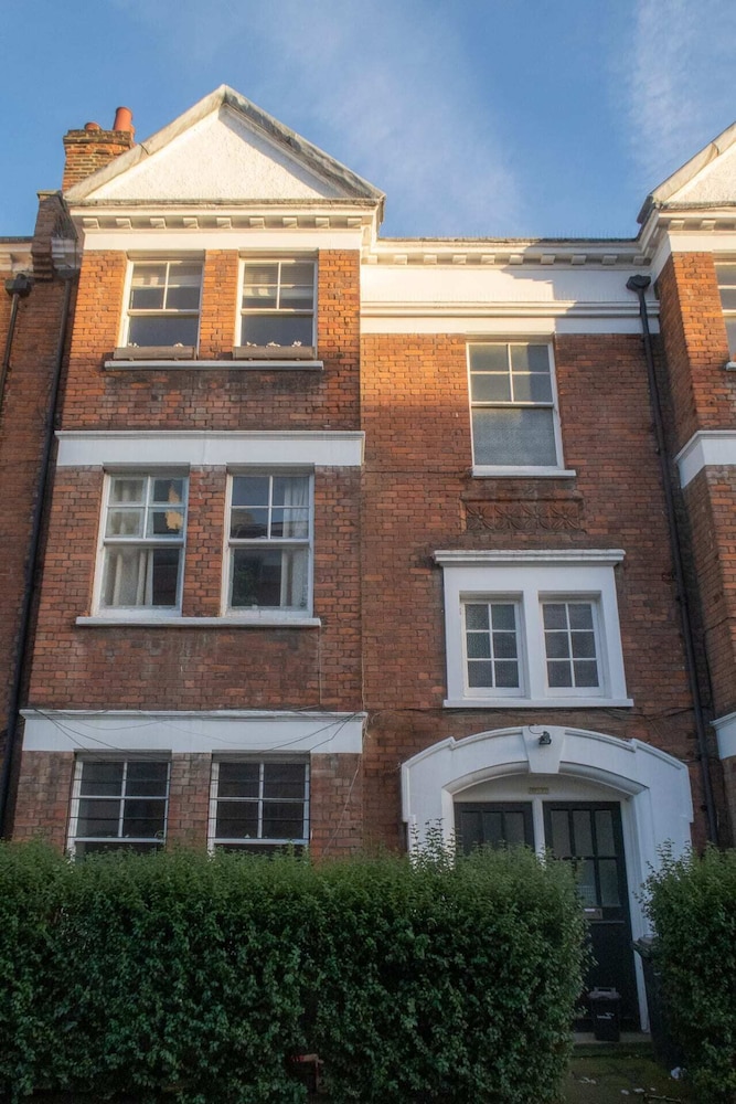Bright Stockwell Apartment