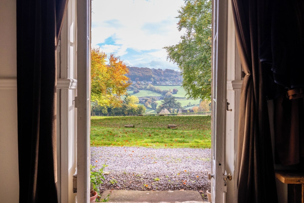 Stunning 8-Bedroom Home in Painswick