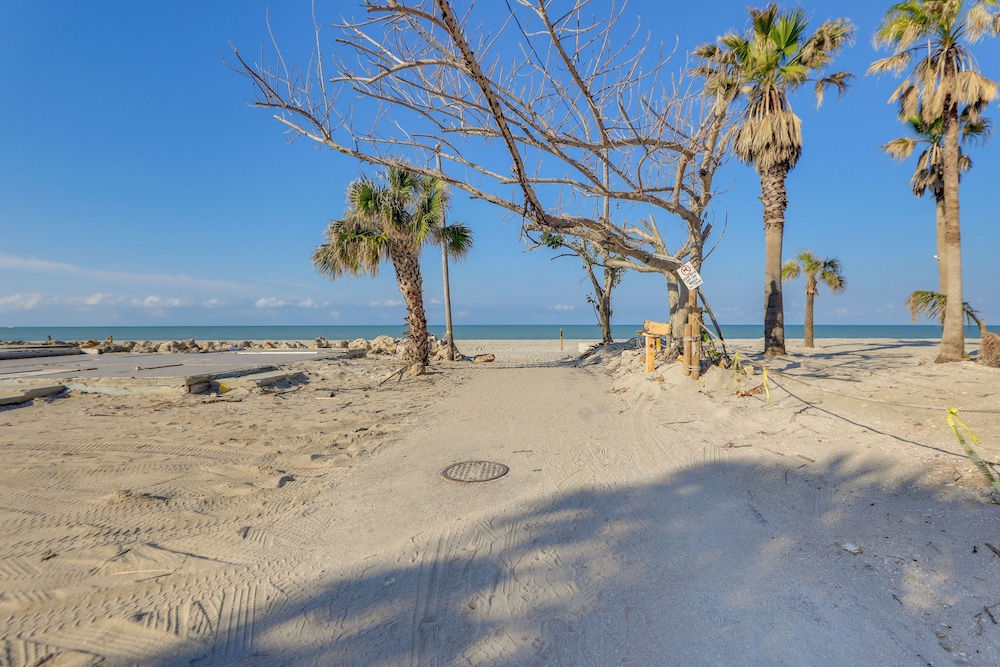 Walk to Beach: Pet-friendly Oasis on Manasota Key!