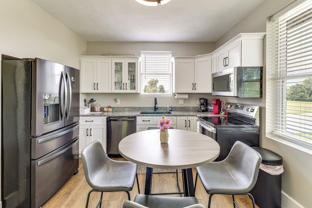 14 Mi to St Louis: Dog-friendly Columbia Home