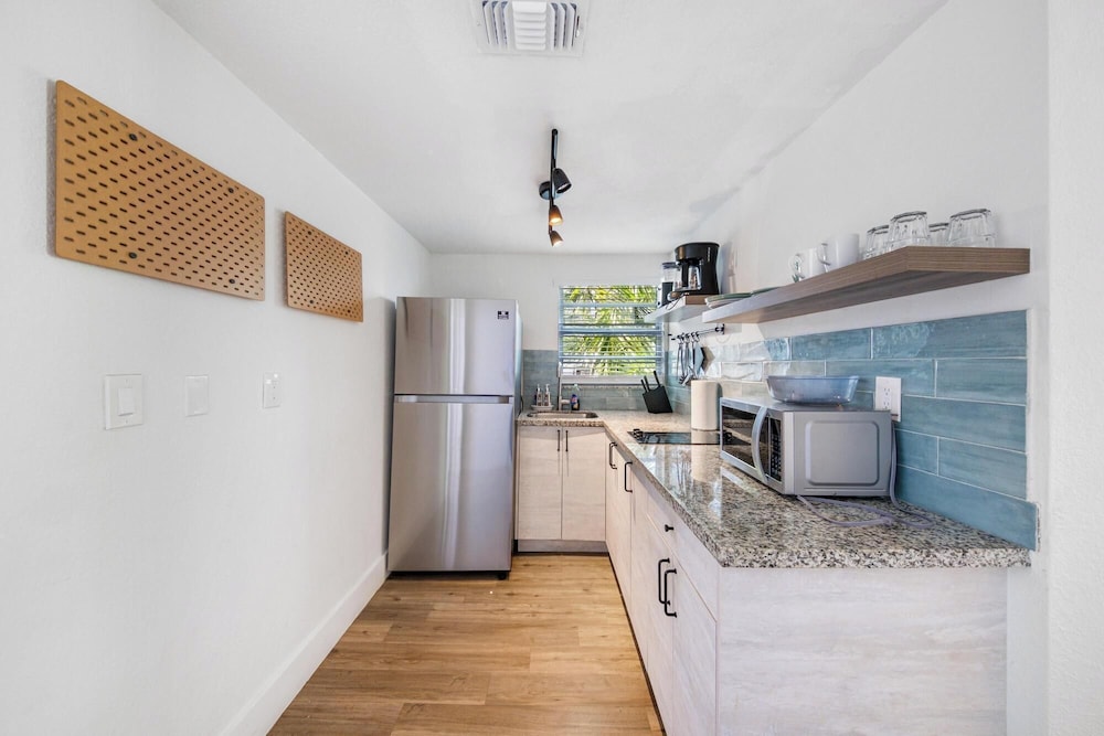 Retro Miami Getaway With Free Parking 1 Minute From Beach