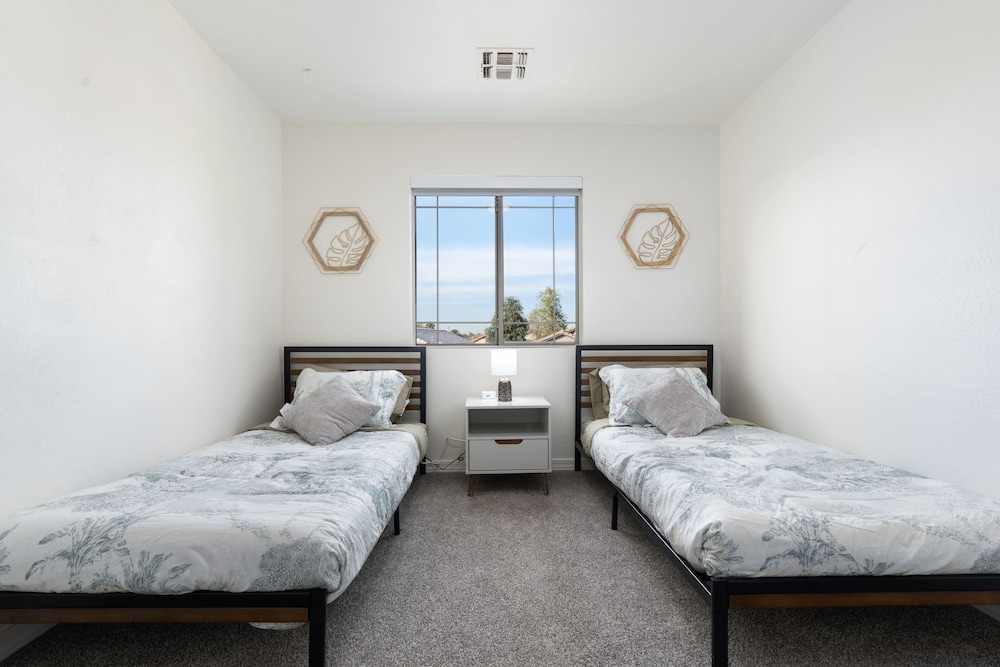 5 BD Gilbert Home 4 Min to Downtown