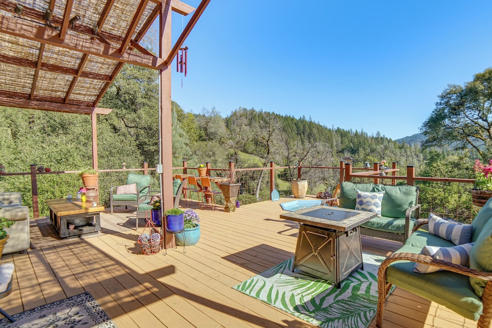 Hot Tub + Fire Pit: Secluded Dos Rios Escape!