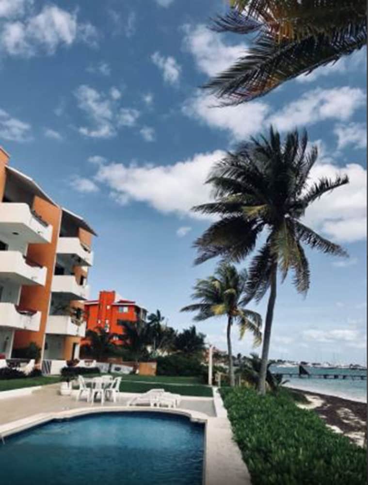 Flamingo Beach Plus