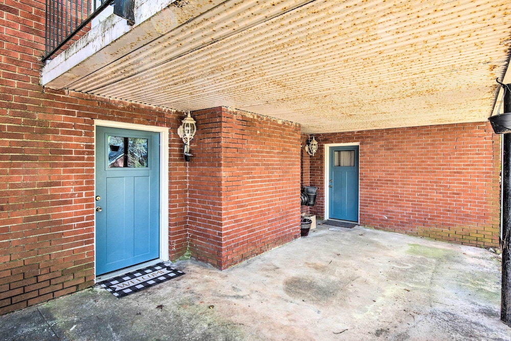 Decatur Apartment w/ Tennis Court ~ 11 Mi to ATL view 5