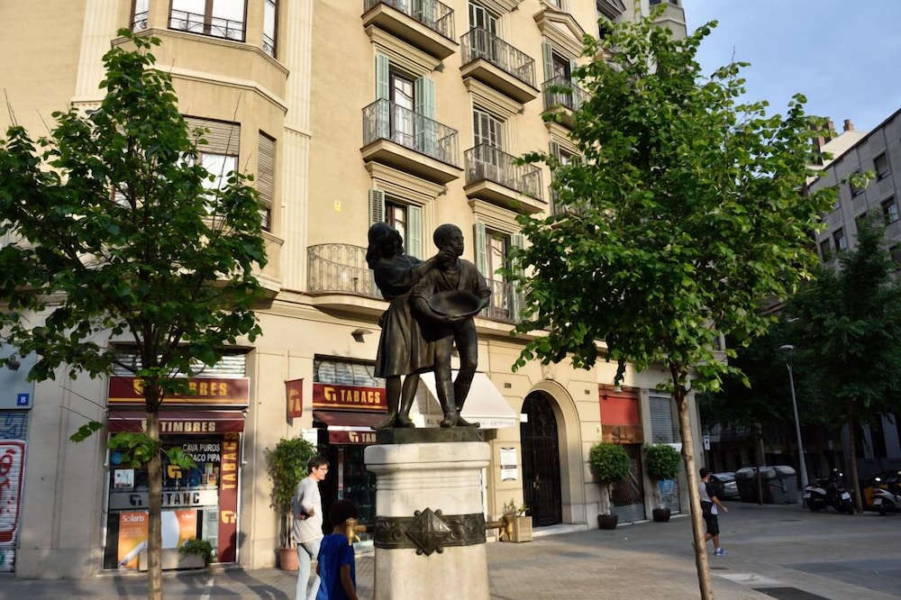 Ally's Guest House Barcelona B&B