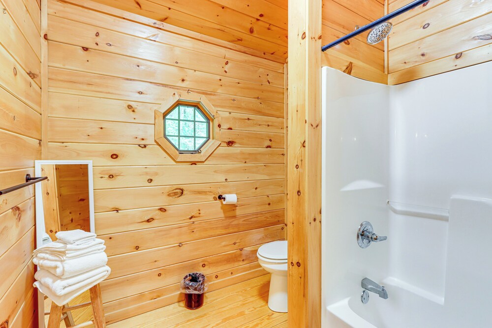 5 Mi to Dtwn Blue Ridge: Spacious Cabin w/ Hot Tub