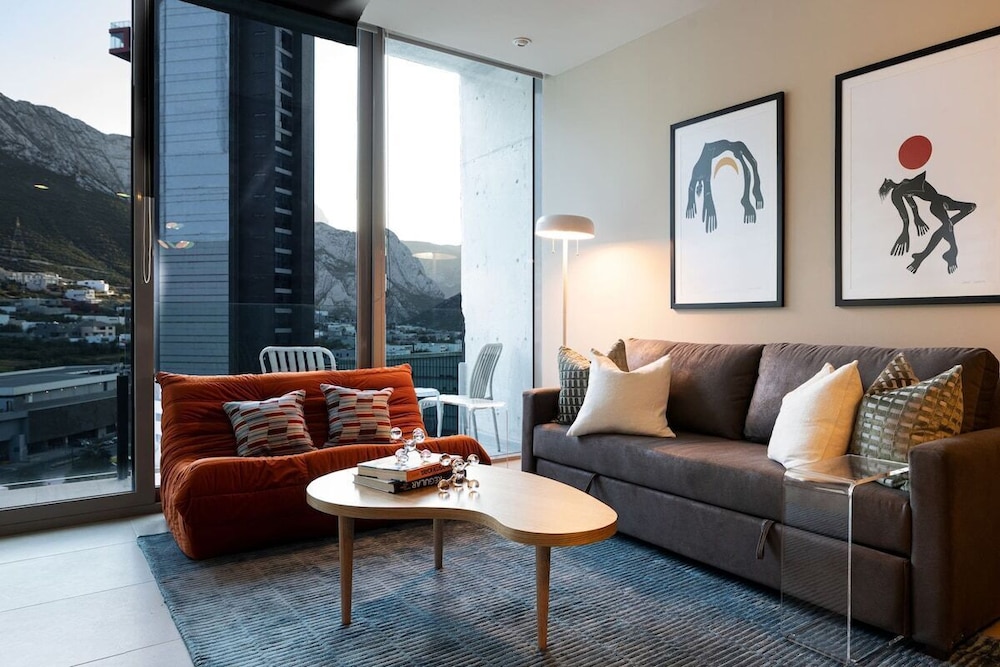 Modern Apts w Pool & Mountain View