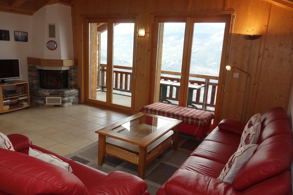 Hilltop Apartment With Views