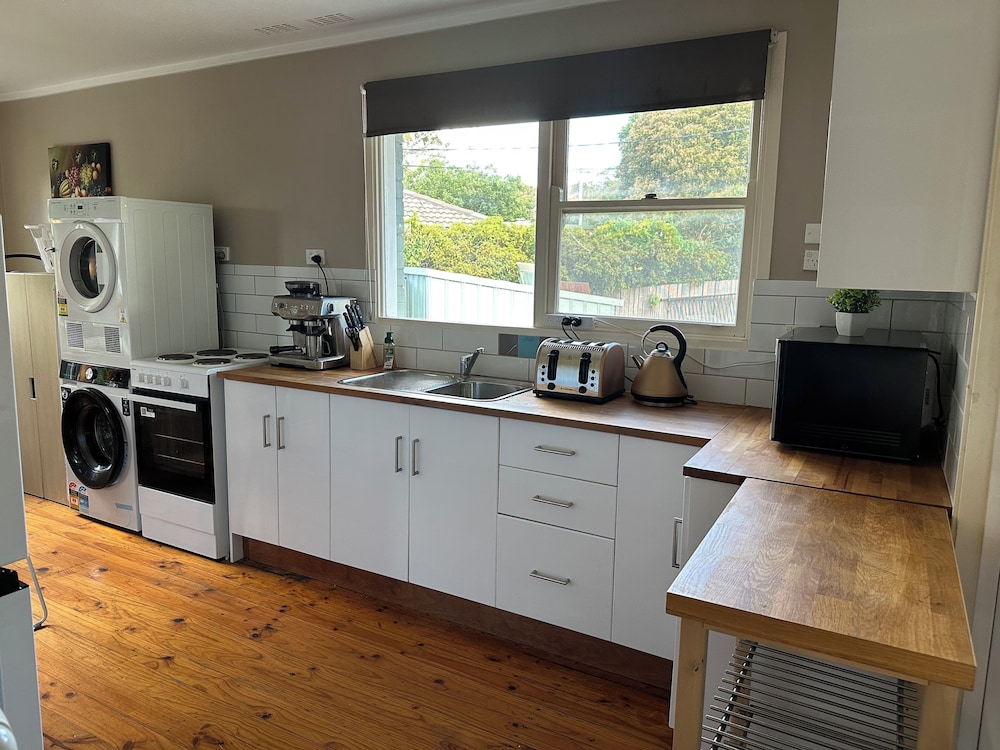 Charming 3 Bedroom Home in Garran, Perfect for Families and Groups