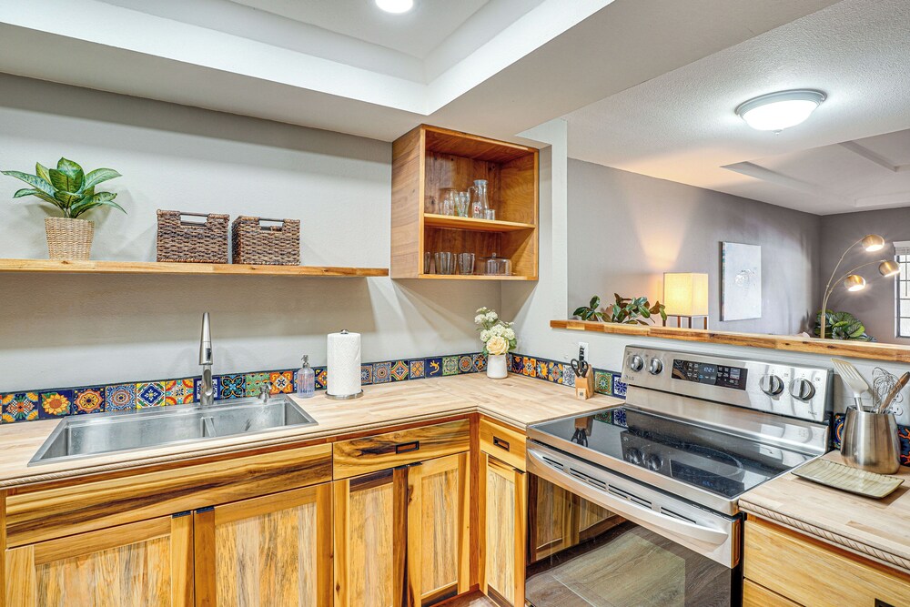 2 Mi to Tucson Mall: Condo w/ Pool & Hot Tub!