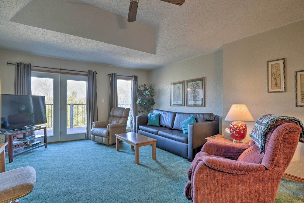 Branson Vacations - Cozy Branson Townhome 1 Mi to Silver Dollar City! - Property Image 1