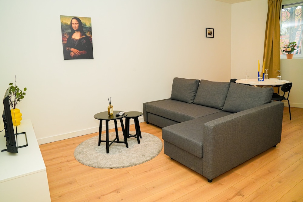 1BR Apt With Living Room Near CityArea