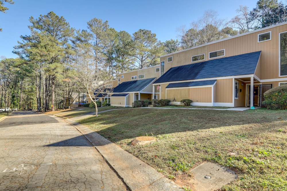 2-story Decatur Condo, Close to Downtown Atlanta!