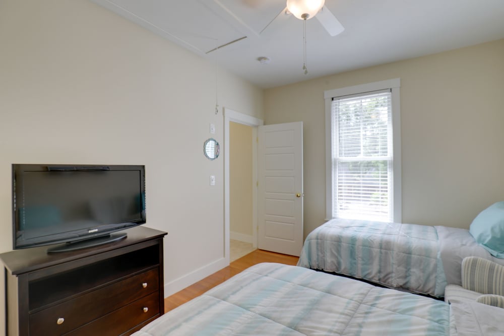 Inviting Summer Village Cottage: Golf Cart & More!