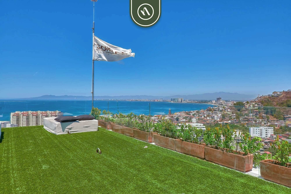 Condo With Balcony - Rooftop Pool With Ocean View