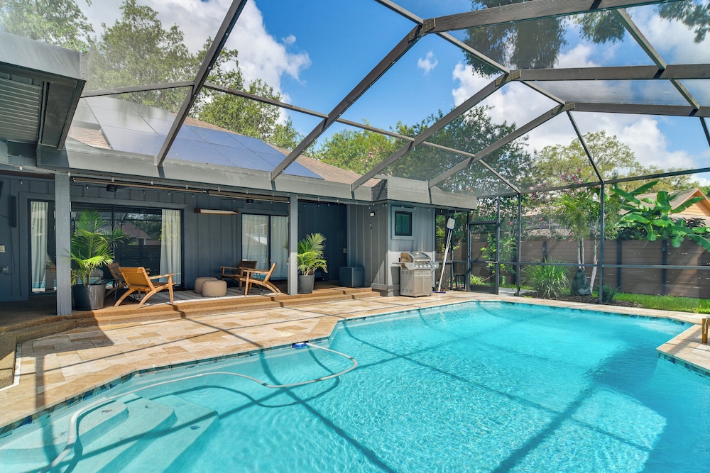 2 Blocks to Golf Course: Spacious Tampa Home!