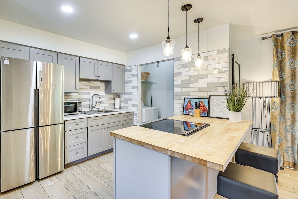 3 Mi to Dtwn Mesa: Home w/ Fenced Backyard!