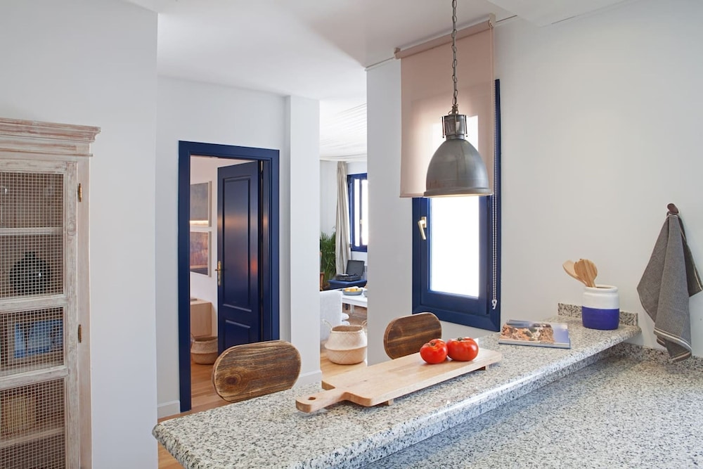 Perissa - 2 Bedrooms and Terrace in Trafalgar