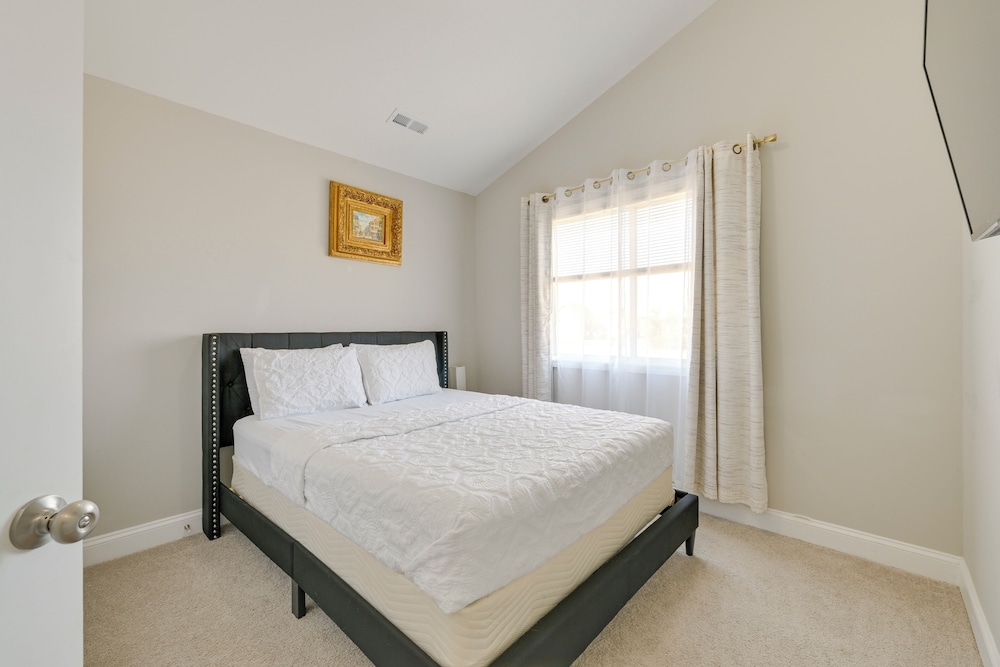 Stay & Play: Spacious Concord Townhome Near Uptown