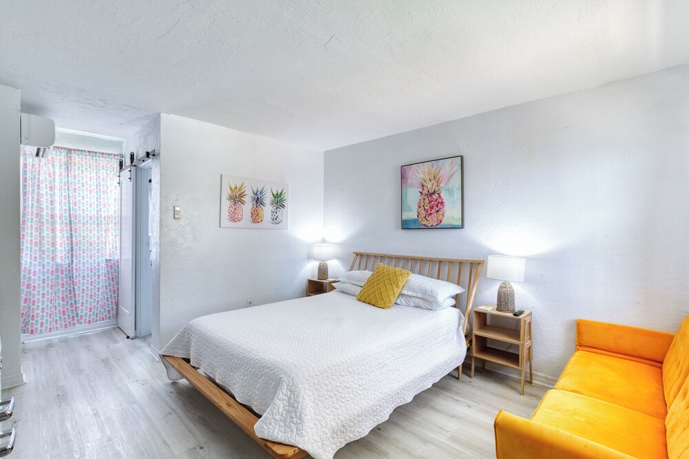 Pineapple Shores Retro Inn