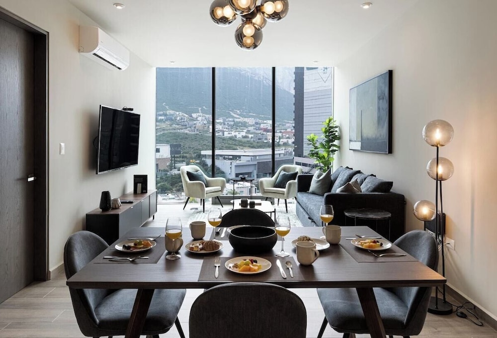 Modern Apts w Pool & Mountain View