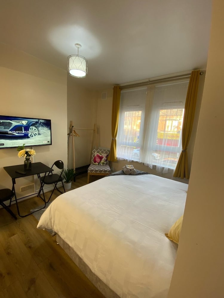Alphastudio-leeds-walk 2-city-centre-freepark-wifi
