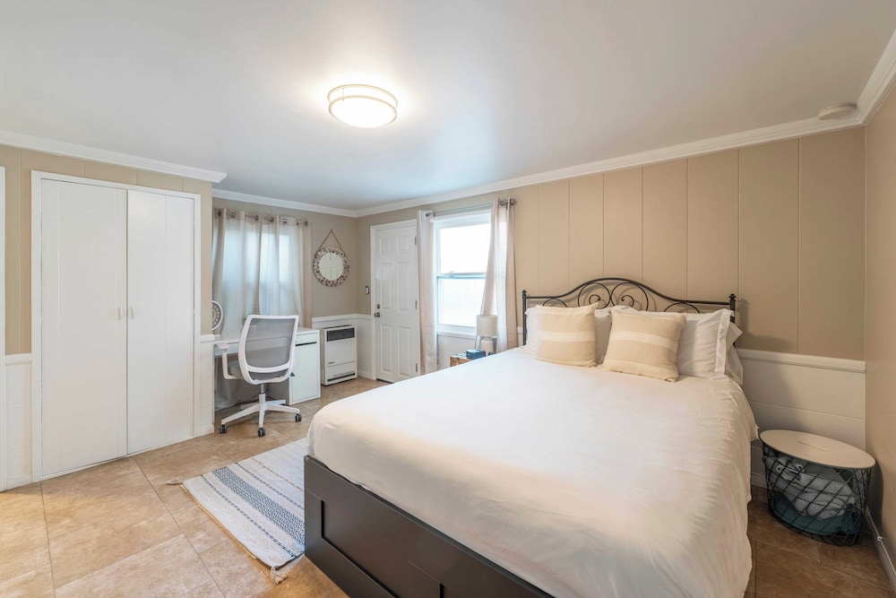 Sleeps 18 Dock, Walk to Beach, Balboa Fun Zone & Dining Edgewater Place