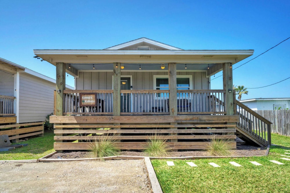 Dual Port A Cottages 2 Complete Homes Walk to the Beach + Patio Fully-equipped Kitchens