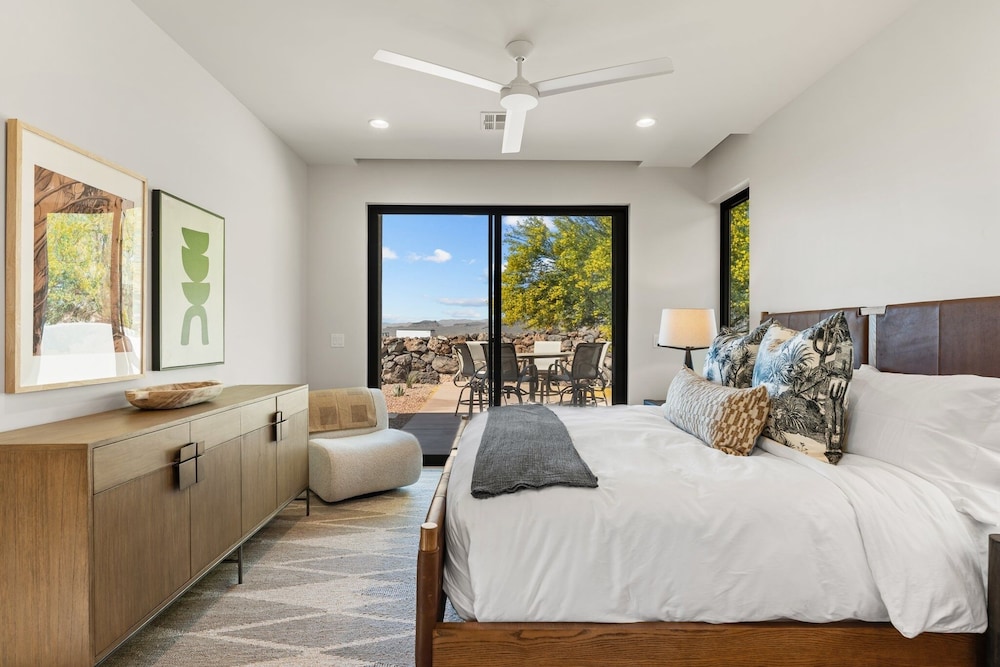 Black Desert Retreat 4 Bedroom Home