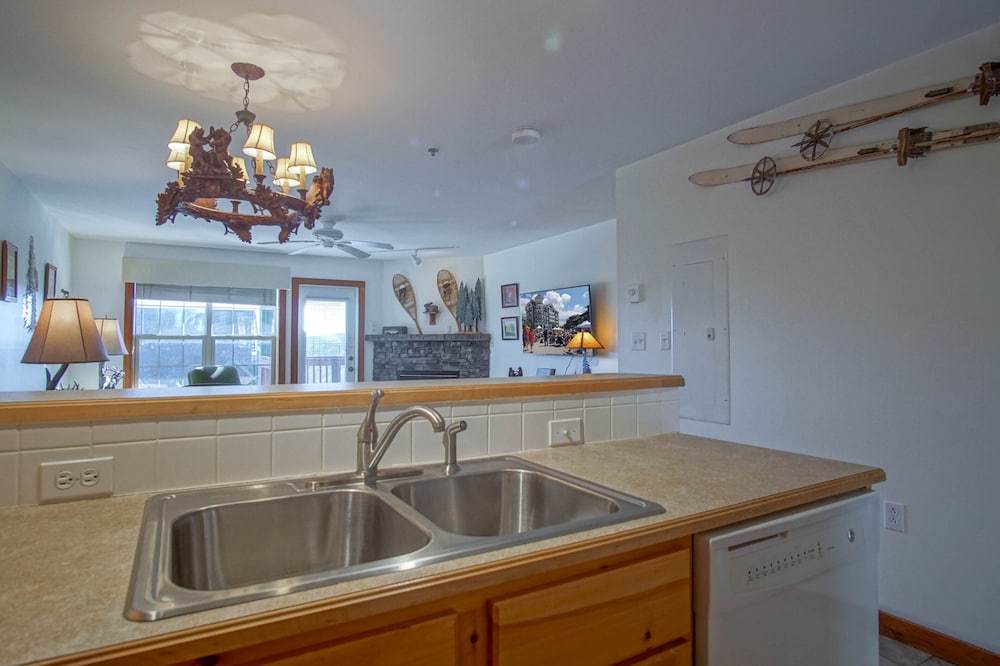 Camp 4 #2: 2 Bedrooms, 2.5 Baths: Slope Side, Gas Fireplace