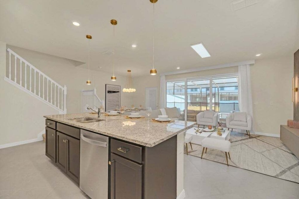 Luxury Home With Splash Pool 5 Bed Townhome! 5 Bedroom Townhouse