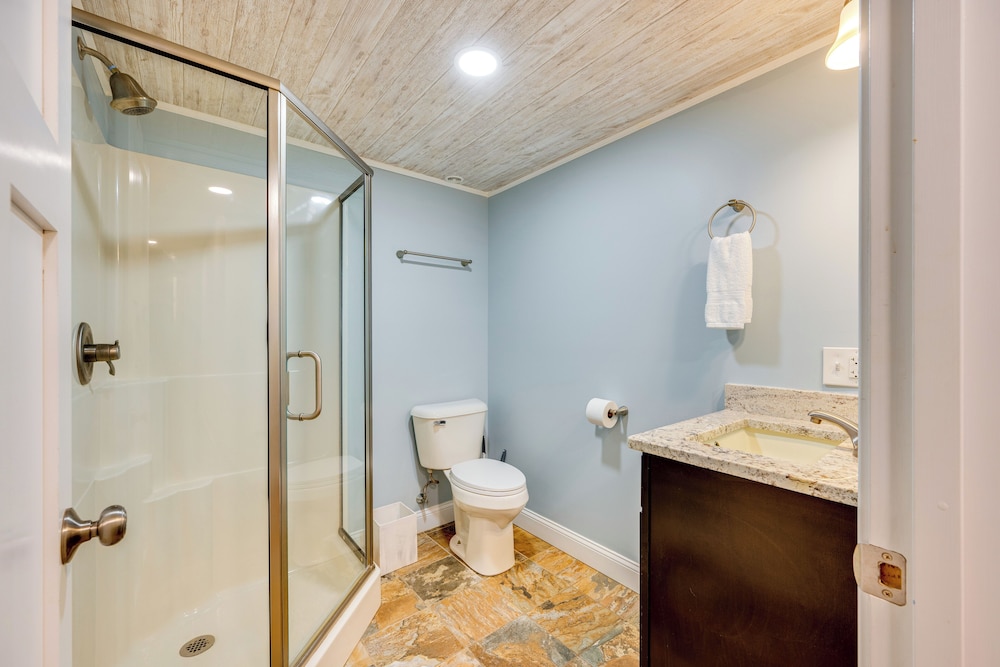 Mtn-view Gem w/ Hot Tub & Fire Pit in North Conway