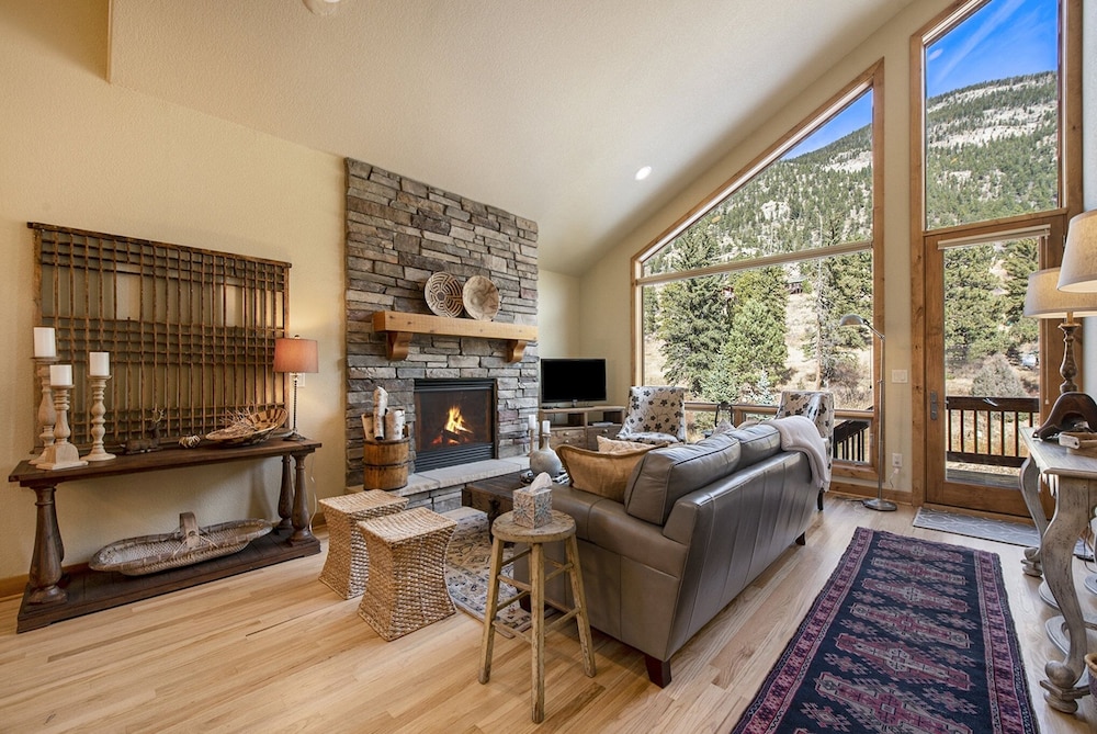 Fall River Retreat - Monthly Long-term Vacation Rental 3 Bedroom Townhouse by RedAwning