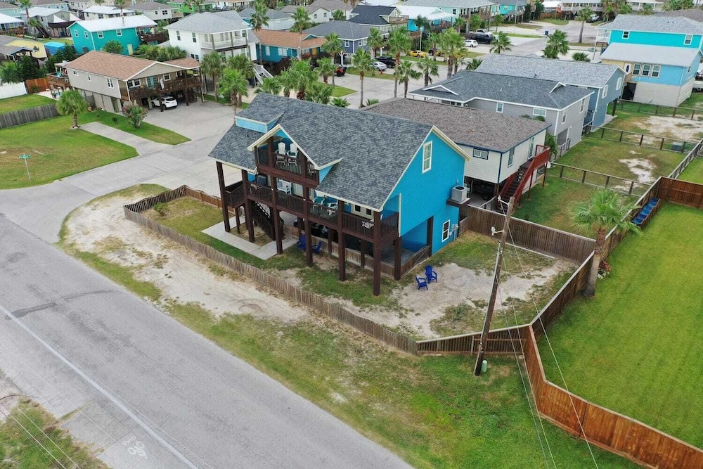 Sleeps 22 2 Homes w/ Private Pool, Game Room, Nature Views 7 BDR Avantstay