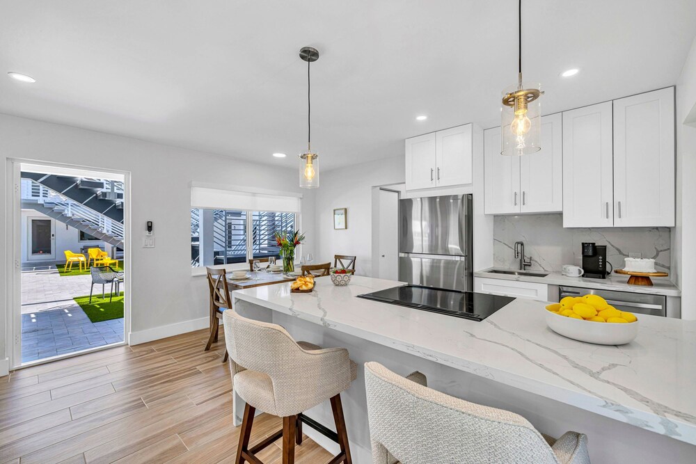 Beach Condo King Bed Lush Patio w BBQ Birch Key Six
