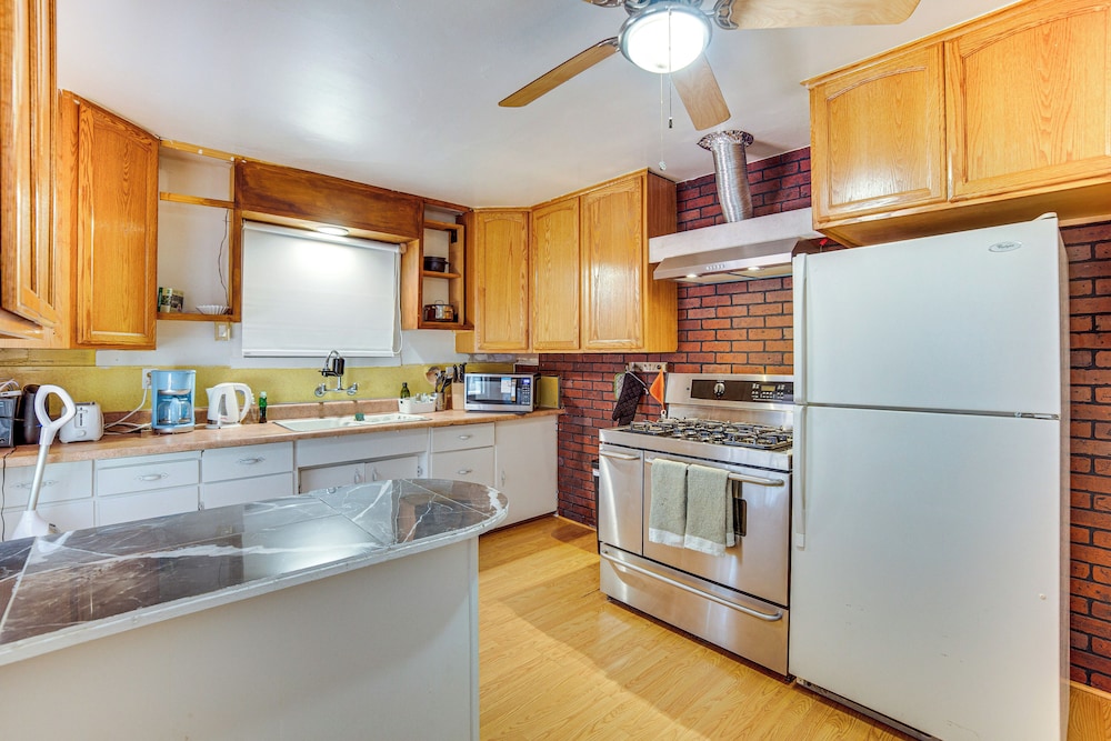3 Mi to Airport: Pet-friendly Home in Ontario Home