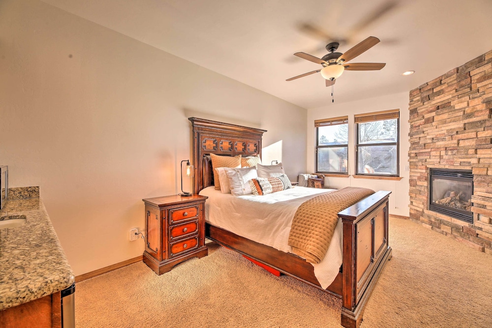 Patio, Deck & Grill: Spacious Show Low Home! view 2