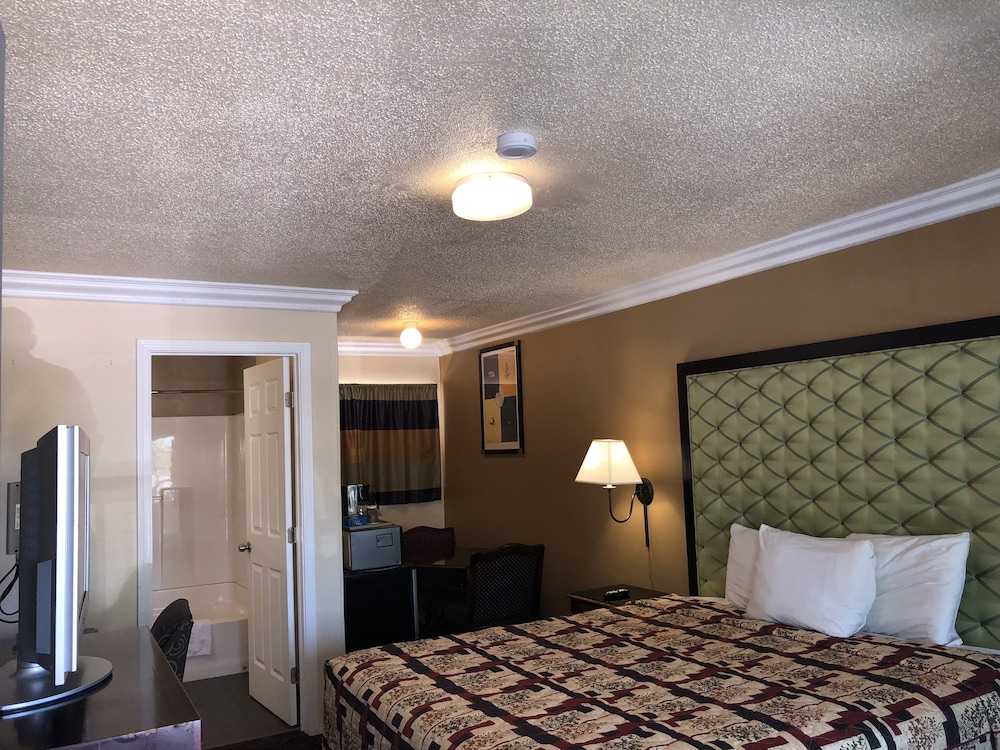 Lamplighter Motel view 5